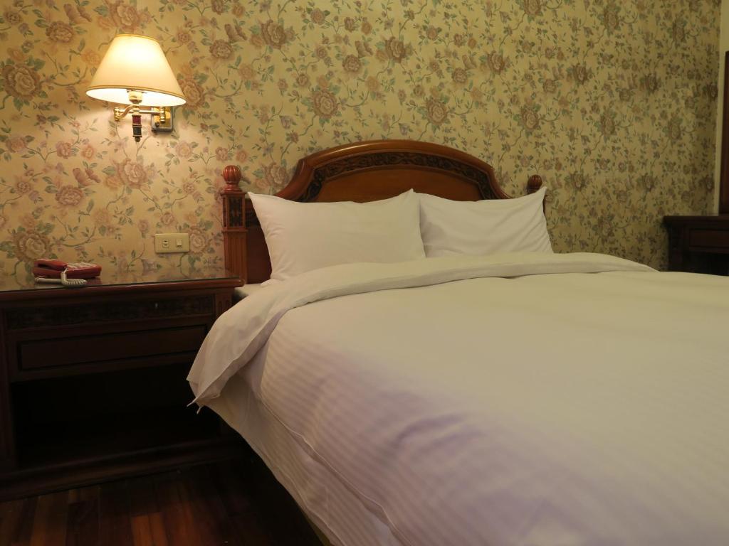 Postel nebo postele na pokoji v ubytování Champagne Hotel