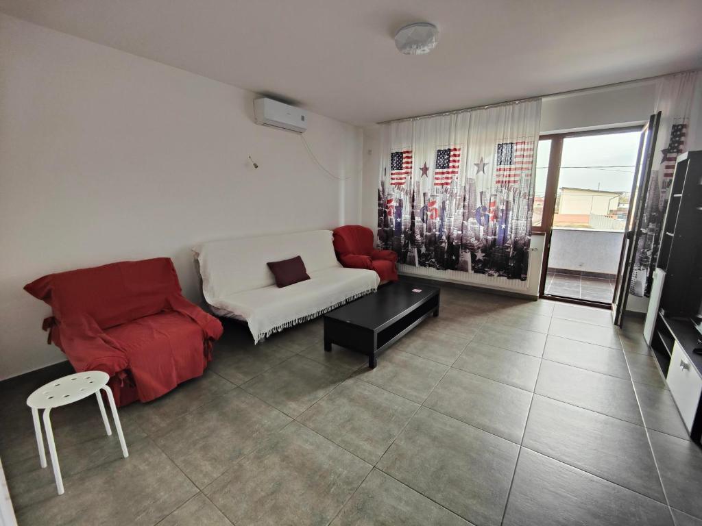 sala de estar con sofá y TV en Apartament spațios en Bragadiru