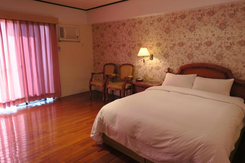 Postel nebo postele na pokoji v ubytování Champagne Hotel