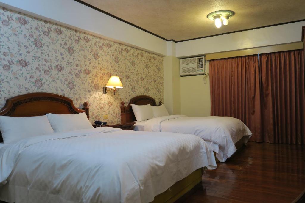 Postel nebo postele na pokoji v ubytování Champagne Hotel