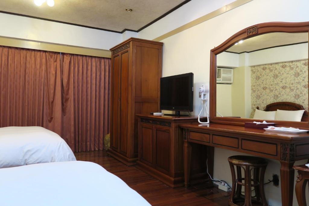 TV a/nebo společenská místnost v ubytování Champagne Hotel