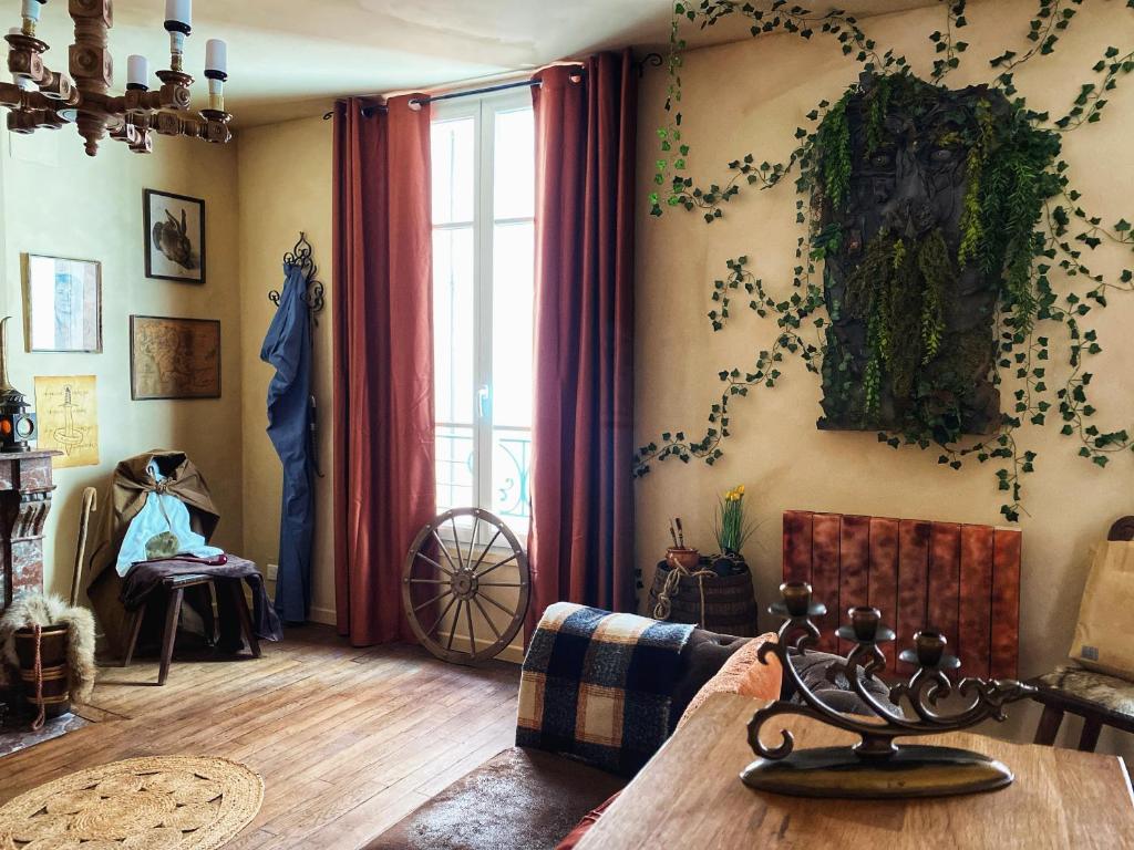 - un salon avec une table et une fenêtre dans l'établissement NEWS * Le Gîte de l’Anneau* Insolite, à Verdun-sur-Meuse