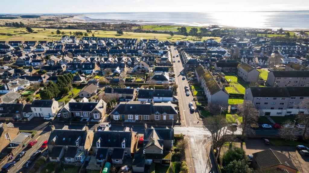 - une vue aérienne sur une ville avec des maisons dans l'établissement Golfers Cottage close to beach, Monifieth and Carnoustie courses, à Monifieth