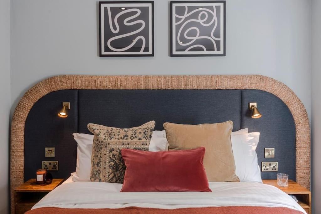 1 dormitorio con 1 cama grande con almohadas en Barley View Luxury Home, en Bristol