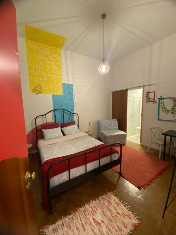 - une chambre avec un lit et une chaise dans l'établissement Barão 35 Guest House, à Braga