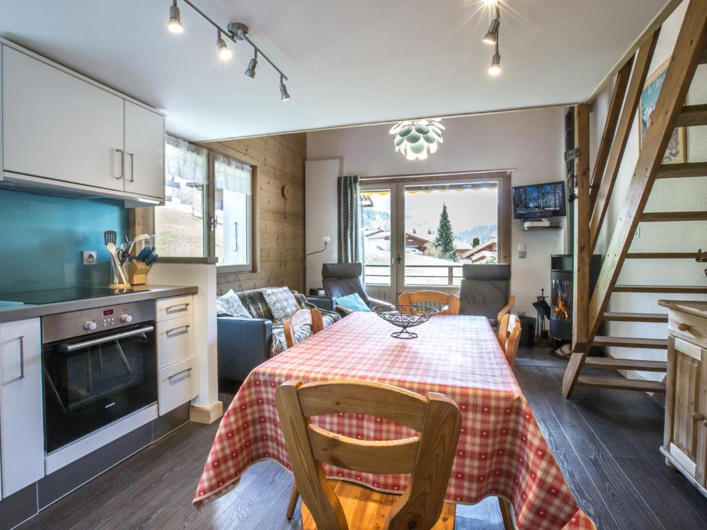 ラ・クリュサにあるAppartement La Clusaz, 3 pièces, 6 personnes - FR-1-304-152のキッチン、ダイニングルーム(テーブル付)、リビングルームが備わります。