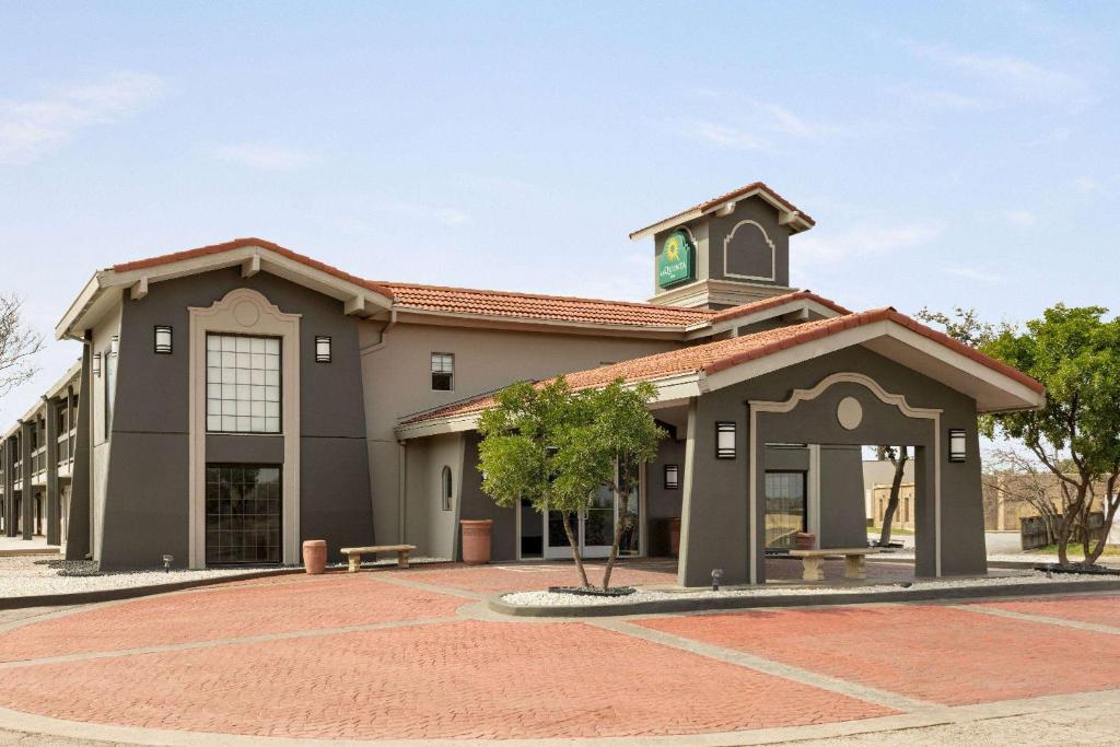 um edifício com uma torre de relógio no topo em La Quinta Inn by Wyndham San Antonio Lackland em San Antonio