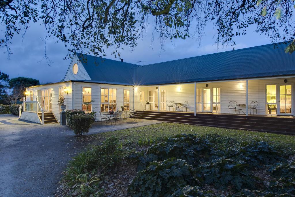 uma casa branca com um telhado azul em Glen Isla House Bed & Breakfast Phillip Island em Cowes