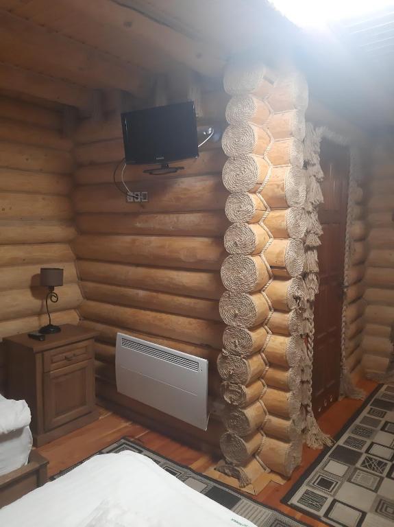 TV a/nebo společenská místnost v ubytování Арніка