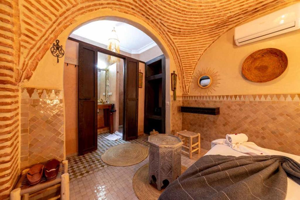 Postel nebo postele na pokoji v ubytování Riad 7 Saints