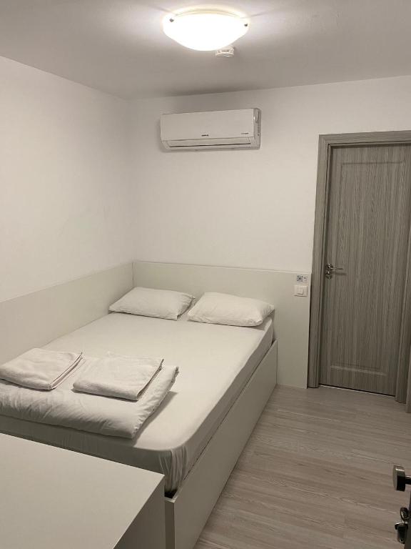 1 dormitorio con 1 cama y aire acondicionado en Small Central Bucharest Old Town Studios en Bucarest