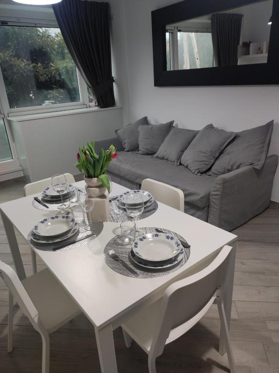 a white table and chairs in a living room at Mamba House - 200 mt dal mare in Terracina