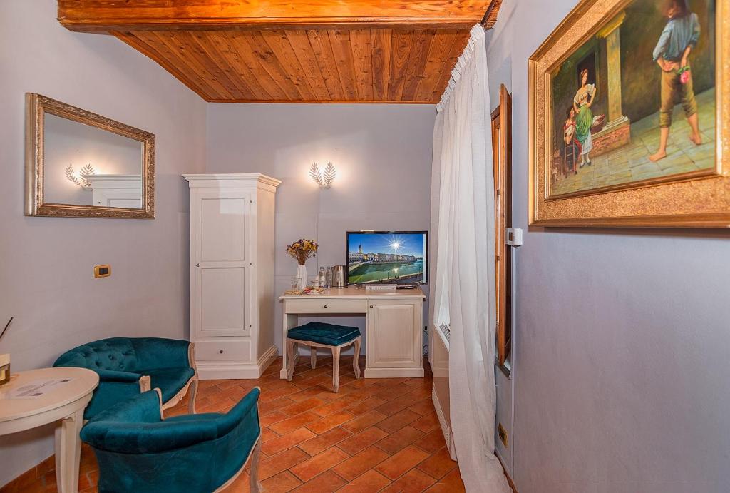 a room with a desk and a computer in it at Rinascimento Bed & Breakfast in Pisa