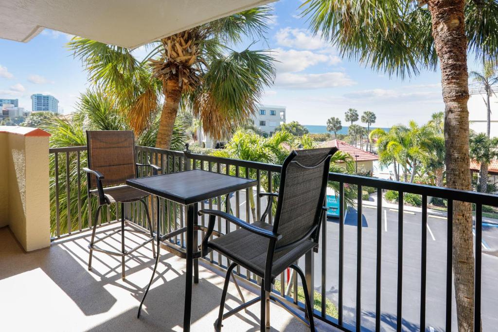 - Balcón con 2 sillas y mesa en Land's End 1-303 Gulf View, en St Pete Beach