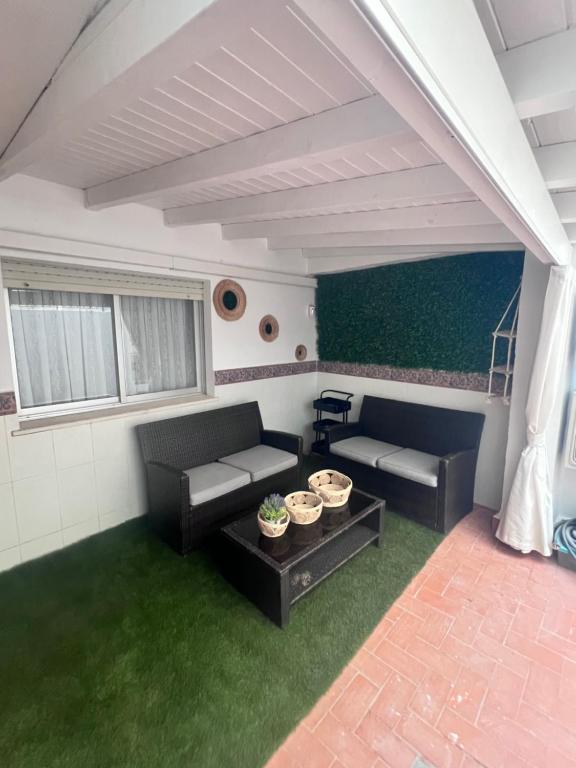 een woonkamer met een bank en een tafel bij Vacaciones Premium in Burriana