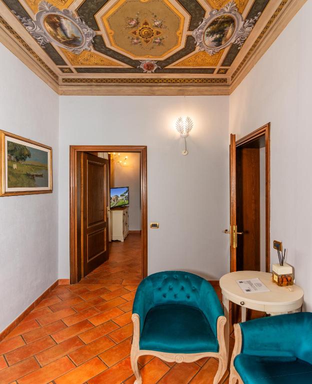 a living room with a ceiling with a table and chairs at Rinascimento Bed & Breakfast in Pisa