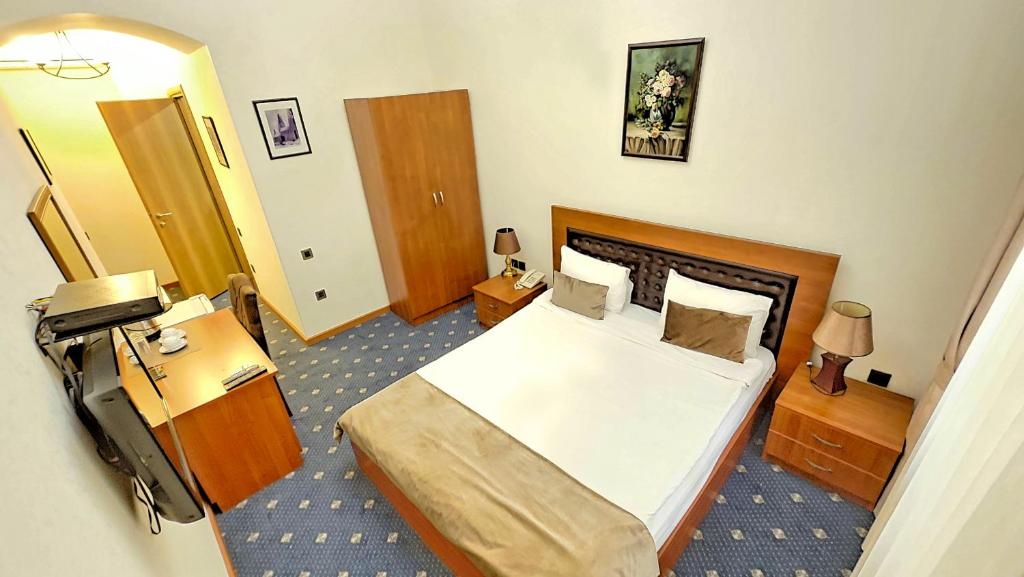 Hotel & Bistro في باكو: غرفة فندقية بسرير كبير