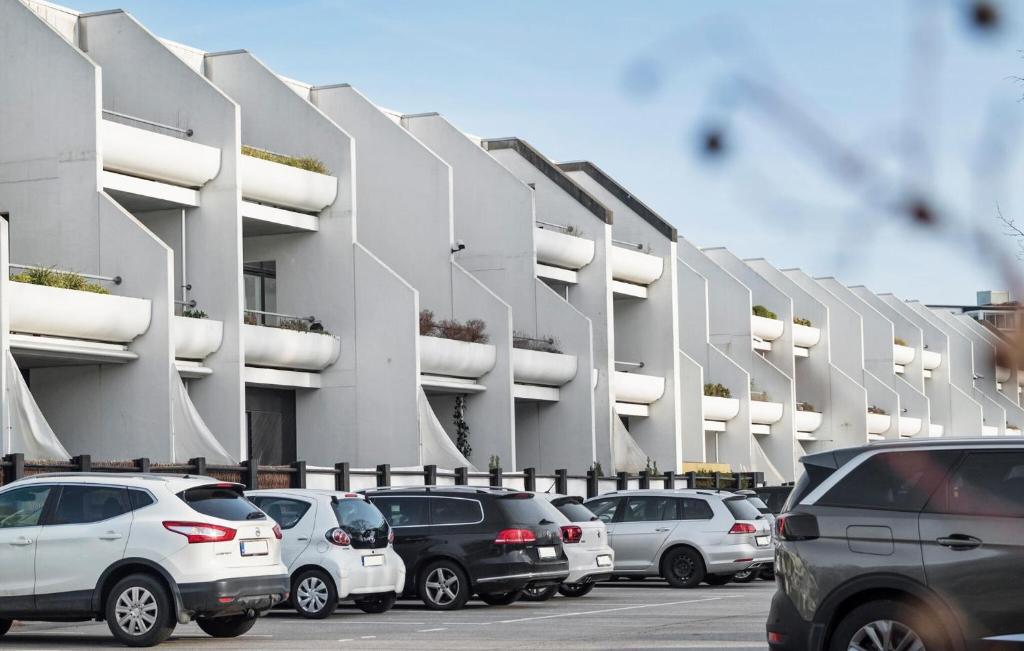 ein Parkplatz mit Autos vor einem Gebäude in der Unterkunft Beautiful Apartment In Helsingr With Wifi in Helsingør