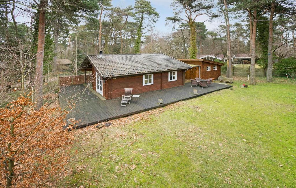 Cabaña pequeña con terraza en un patio en Cozy Home In Slagelse With Wifi en Slagelse