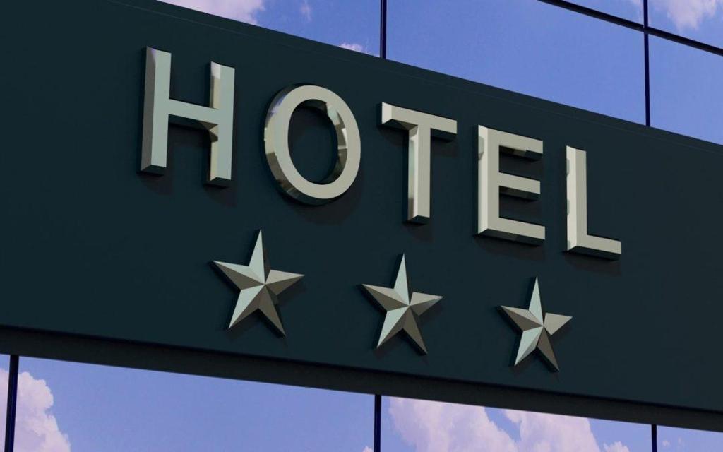 una señal de empuñadura en un edificio con estrellas en él en Hotel Olecki, en Oświęcim