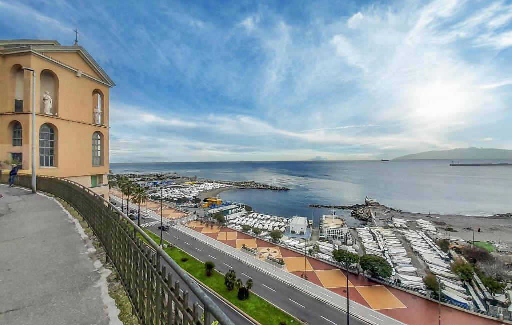 budynek z widokiem na port i wodę w obiekcie Amazing Apartment In Genova With Wifi w Genui