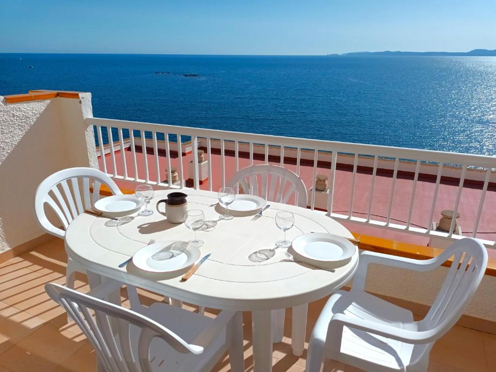 ロザスにあるGlobal Immo 2071 Mediterraneo A 2-6の白いテーブルと椅子、海を望むバルコニー