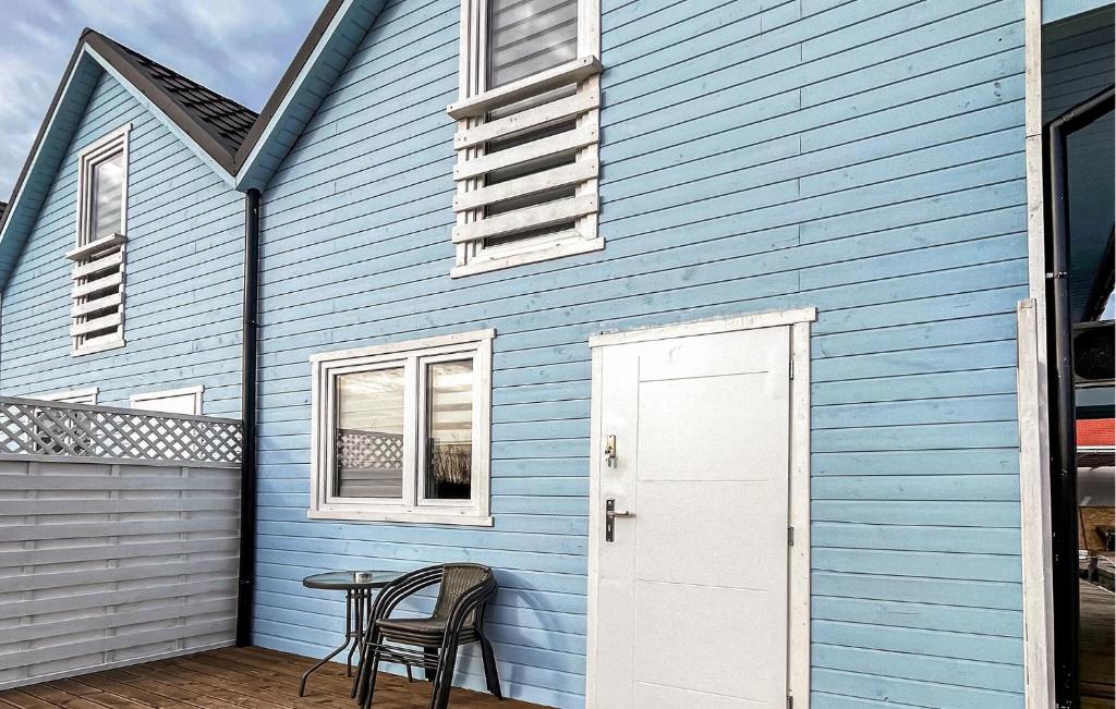 una casa blu con un tavolo e sedie su un patio di Beach Front Home In Rewal With Wifi a Rewal