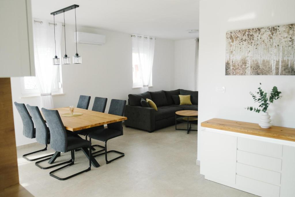 ein Wohnzimmer mit einem Tisch und einem Sofa in der Unterkunft Apartment Castellano in Kaštela