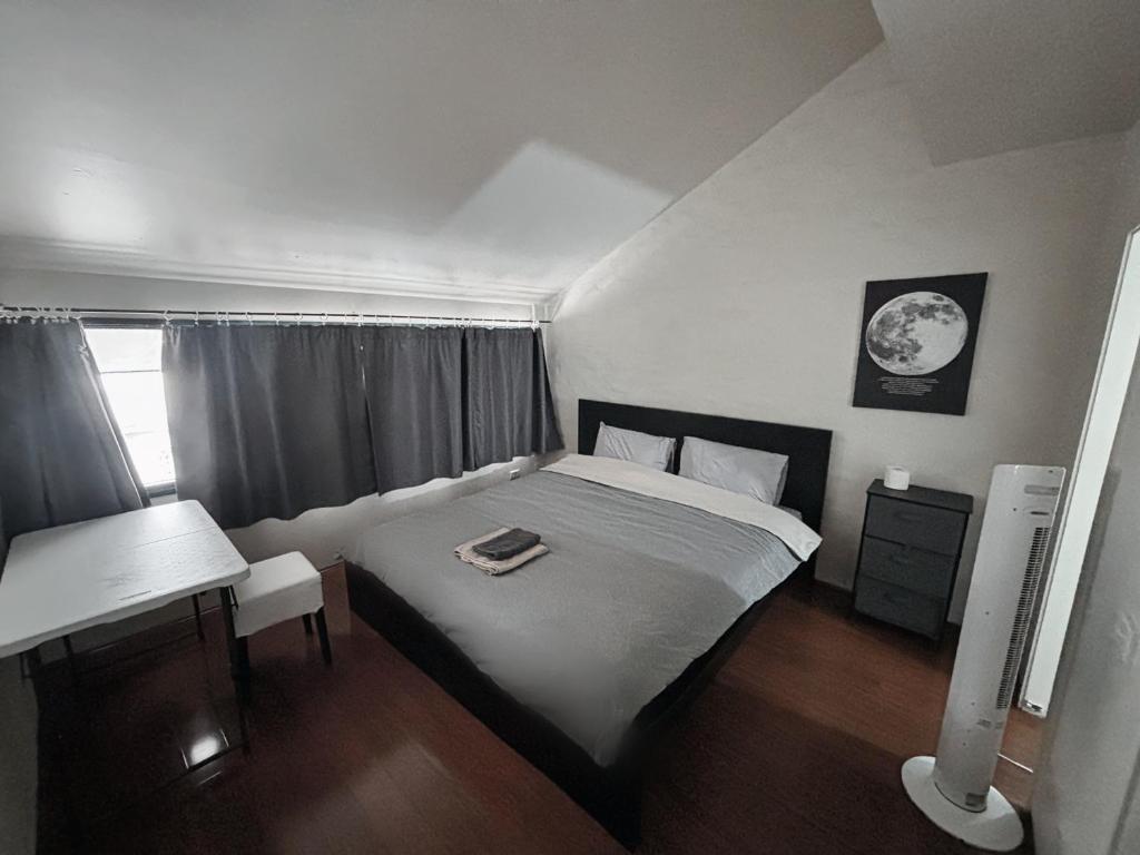 Ένα ή περισσότερα κρεβάτια σε δωμάτιο στο Cozy bedroom in terrace house