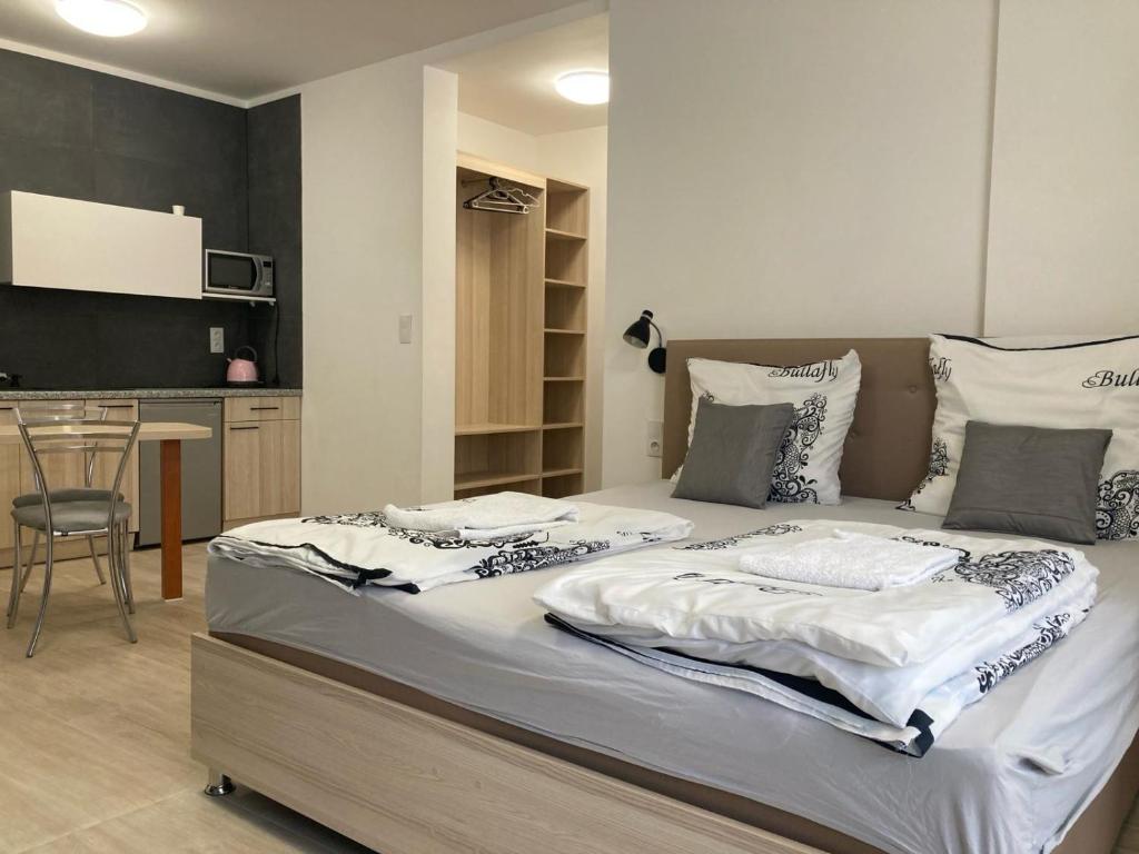 Postel nebo postele na pokoji v ubytování Apartamenty Św.Rocha