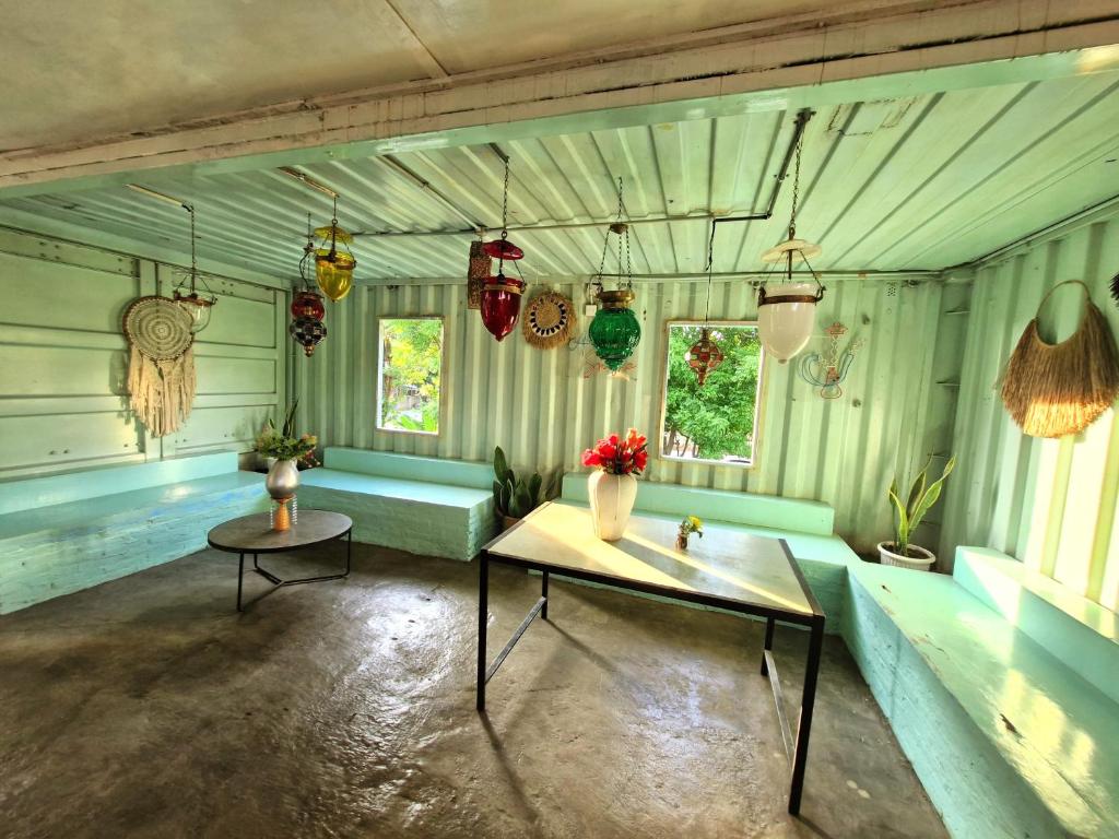 Fotografie z fotogalerie ubytování Karcof Container Hostel v destinaci Senggigi