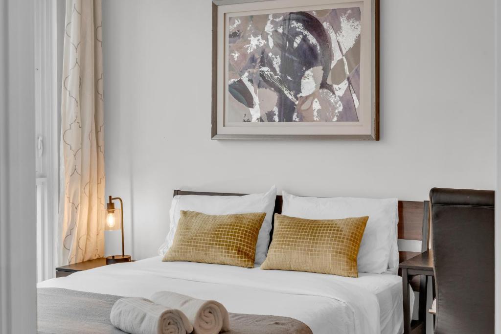 een slaapkamer met een bed met twee handdoeken erop bij Spadina Modern suites in Toronto