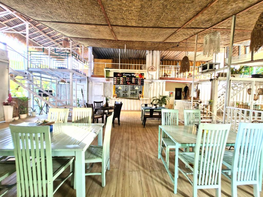 Restaurace v ubytování Karcof Container Hostel