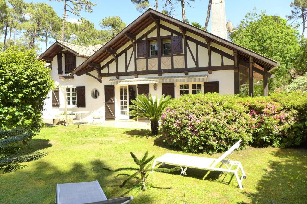 a house with a bench in front of it at Réf 143 Seignosse Estagnots, Villa" Assouinde" classée 4 étoiles avec Wifi pour 9 personnes au calme à proximité de la plage in Seignosse