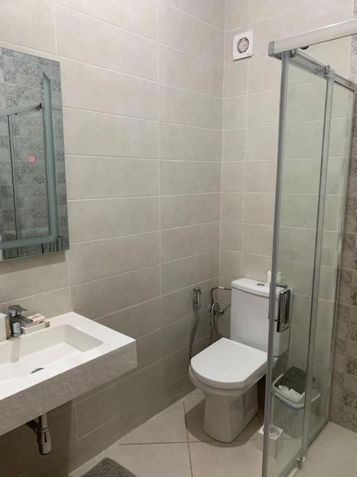 Koupelna v ubytování Superbe appartement neuf en résidence avec piscine