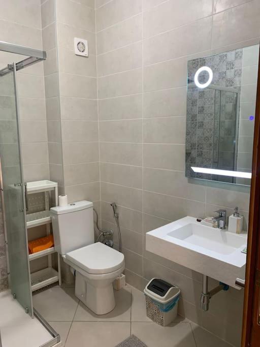 Koupelna v ubytování Superbe appartement neuf en résidence avec piscine