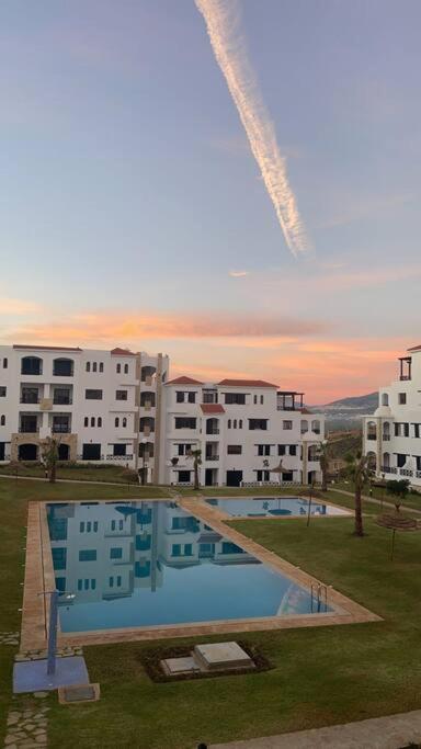Bazén v ubytování Superbe appartement neuf en résidence avec piscine nebo v jeho okolí
