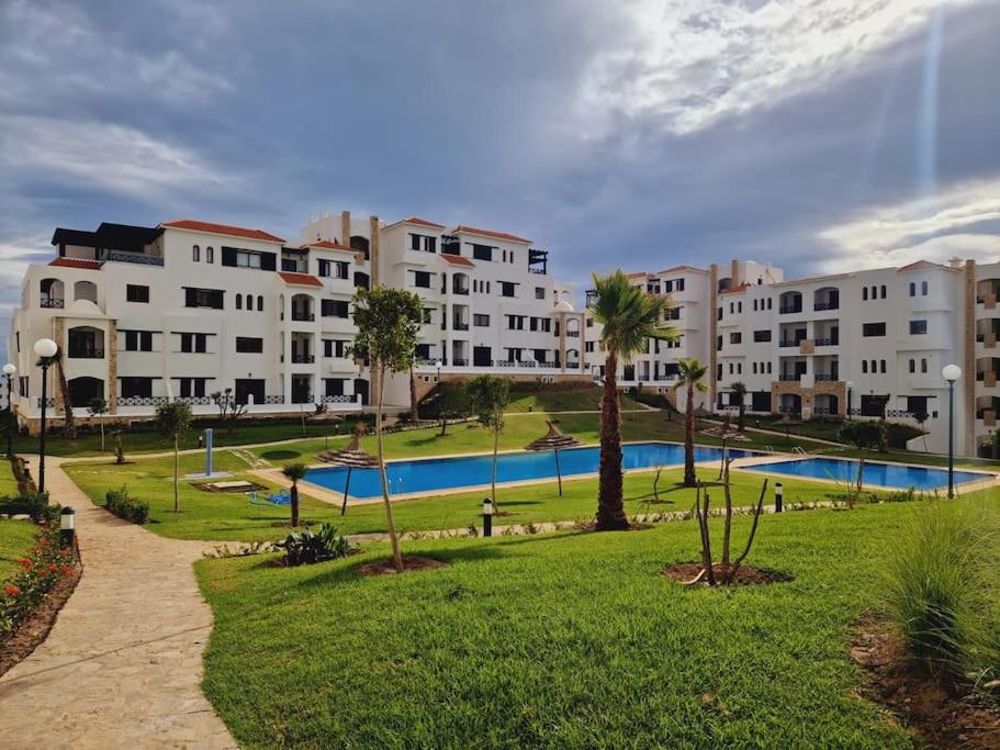 Bazén v ubytování Superbe appartement neuf en résidence avec piscine nebo v jeho okolí