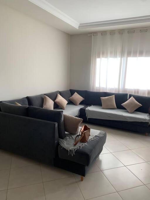 Posezení v ubytování Superbe appartement neuf en résidence avec piscine