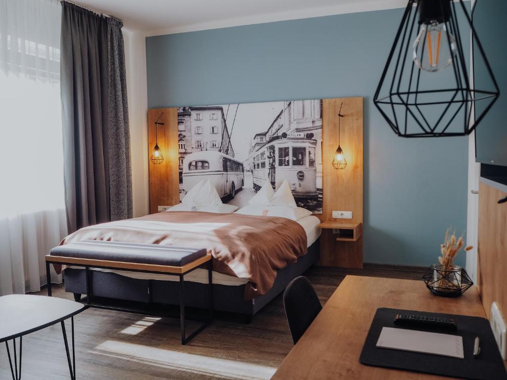 1 dormitorio con 1 cama con un dibujo en la pared en Levy's Rooms & Breakfast en Salzburgo