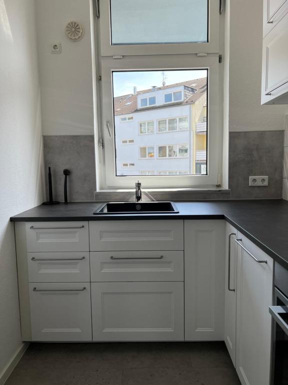 cocina con fregadero y ventana en Ruhrgebiet-Apartments in Duisburg Stadtmitte, en Duisburg