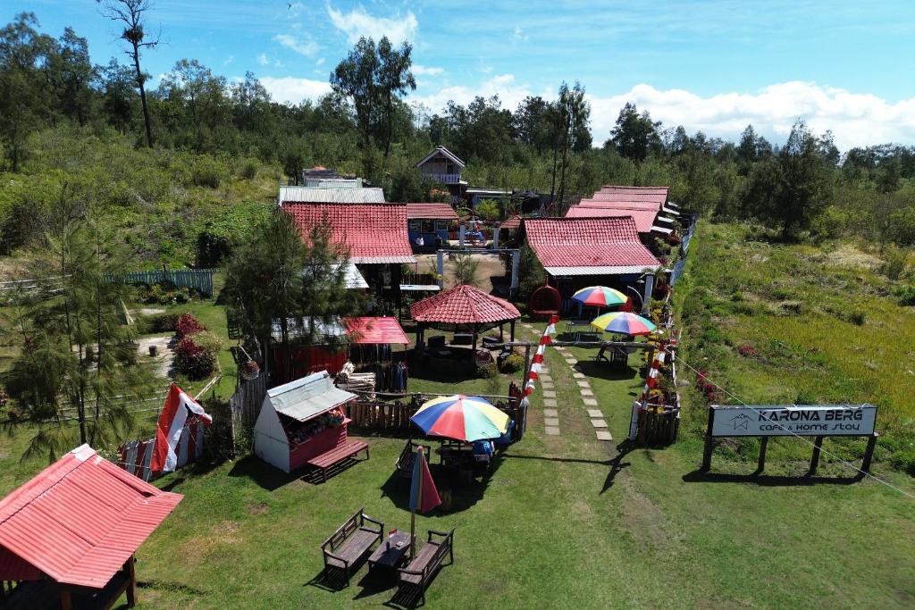 una vista aérea de un grupo de casas con sombrillas en Collection O 93000 Karona Berg Homestay & Cafe, en Banyuwangi