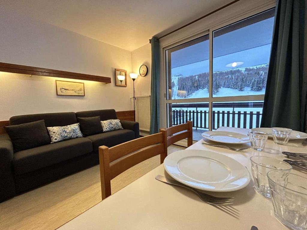 un salon avec une table et un canapé dans l'établissement Studio cosy - 4 pers, proche télésiège, parking, Wifi, animaux admis - FR-1-525-239, à Saint-Étienne-en-Dévoluy