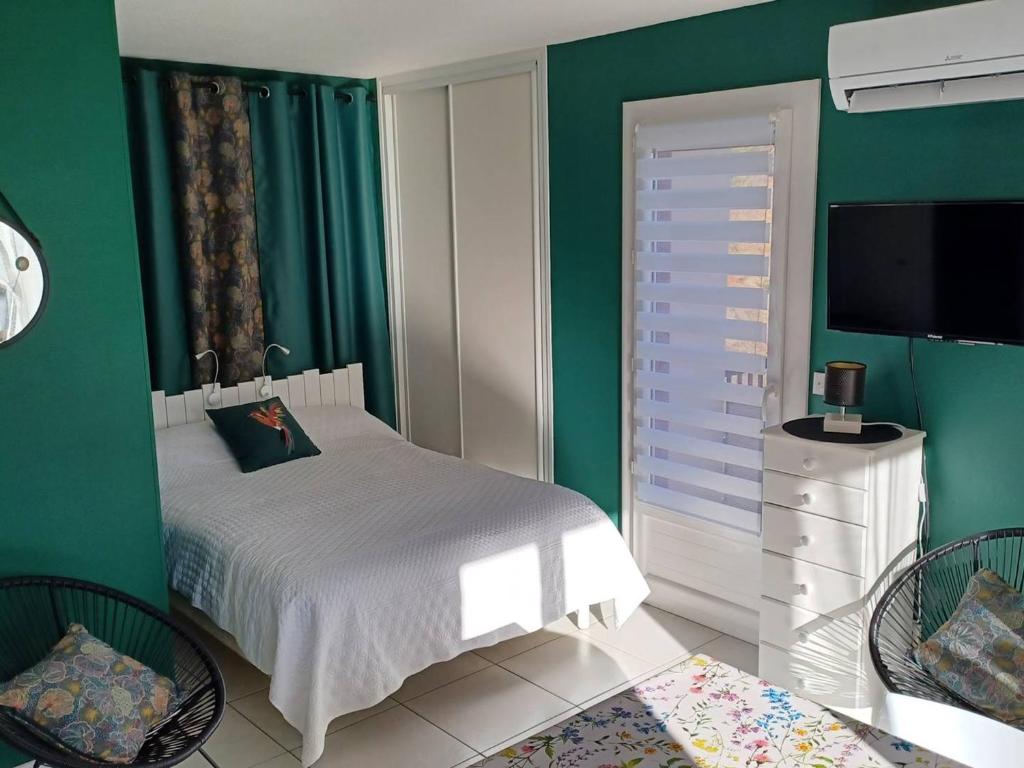 Posteľ alebo postele v izbe v ubytovaní Studio Confortable avec Balcon, Clim, Wi-Fi, Proche Thermes et Centre-ville, Animaux Bienvenus - FR-1-703-118