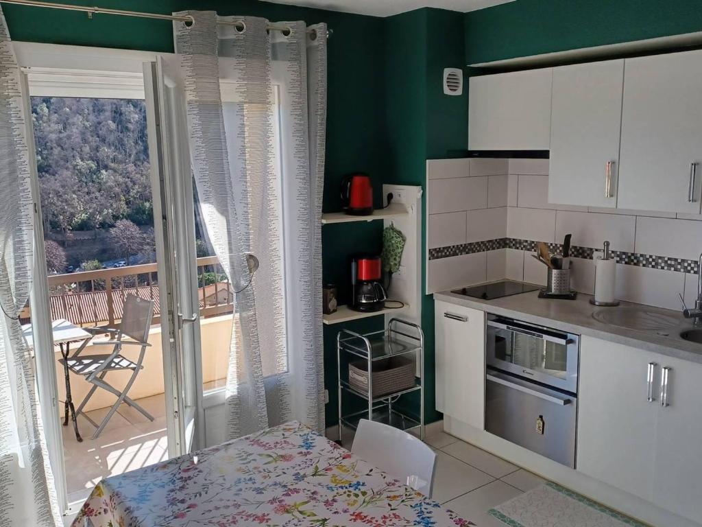 Kuchyňa alebo kuchynka v ubytovaní Studio Confortable avec Balcon, Clim, Wi-Fi, Proche Thermes et Centre-ville, Animaux Bienvenus - FR-1-703-118