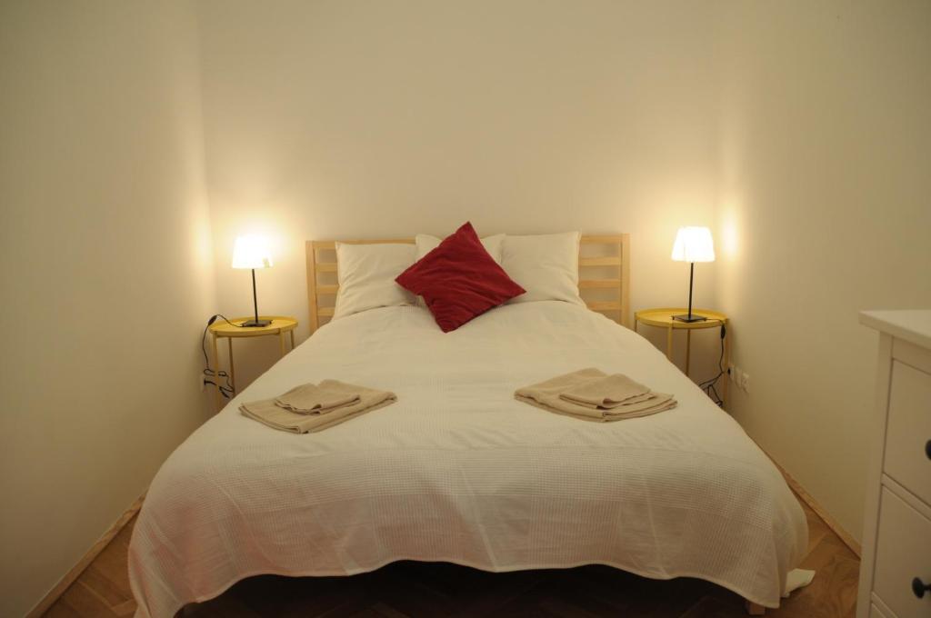 um quarto com uma cama branca e 2 candeeiros em Lovely Renovated Apartment Top 11 - Easy Self Check in em Viena