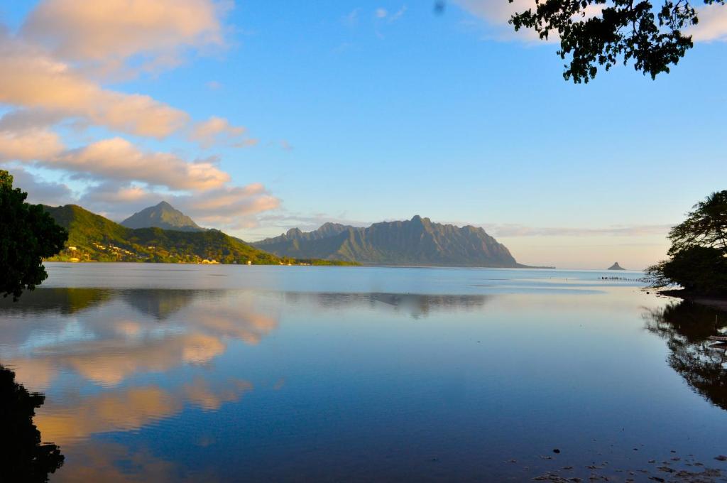 Blick auf einen großen Wasserkörper mit Bergen in der Unterkunft Paradise Bay Resort in Kaneohe