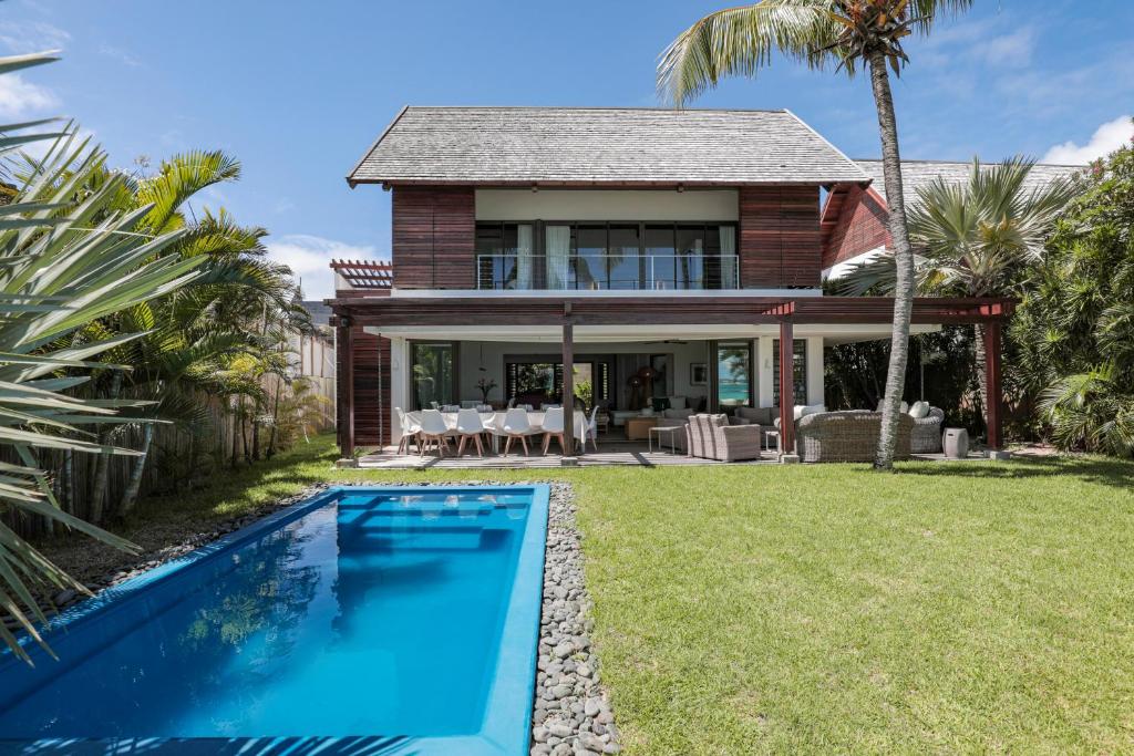 une maison avec une piscine en face d'une maison dans l'établissement Villa Rubis by muse villas, à Belle Mare