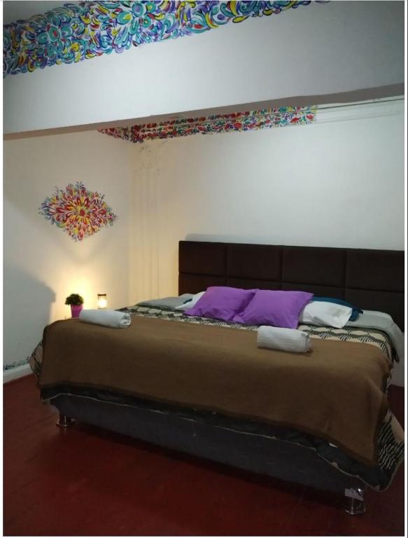 sypialnia z dużym łóżkiem w pokoju w obiekcie Casa San Francisco w Cuzco
