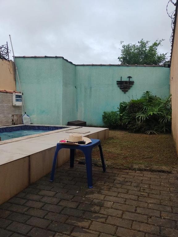 a blue table sitting in front of a building at Casa de Praia com piscina in Mongaguá
